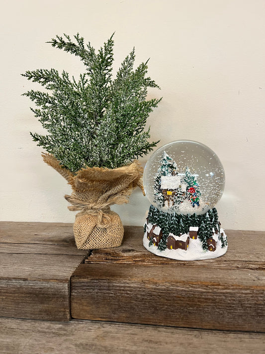 Cabin/Skiers Snow Globe