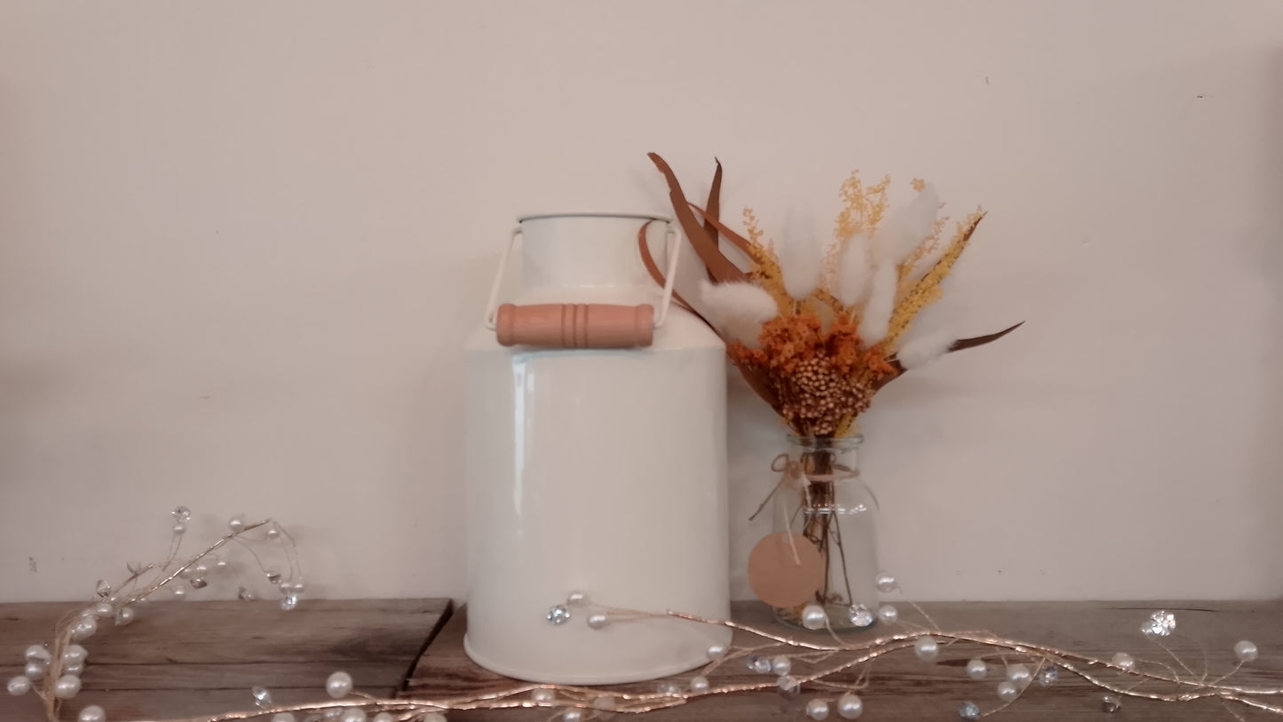Metal can with handle